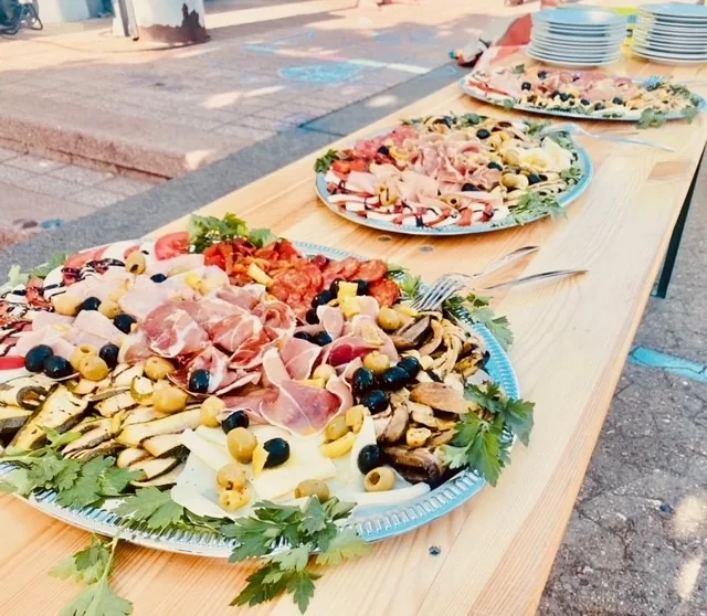 Antipasti-Buffet auf Holztisch