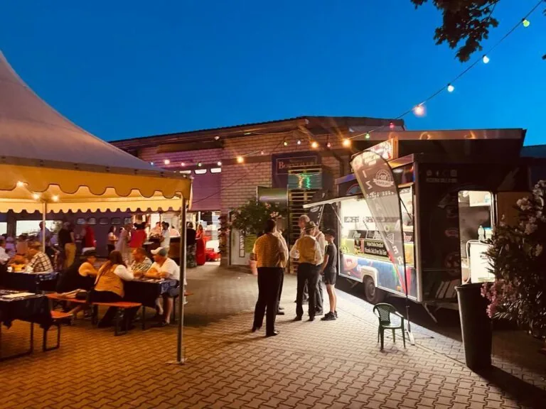 Abendevent mit Pizzawagen und Lichterketten