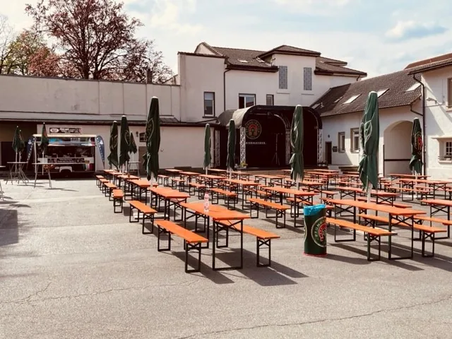 Großes Firmenevent mit Bierzeltgarnituren