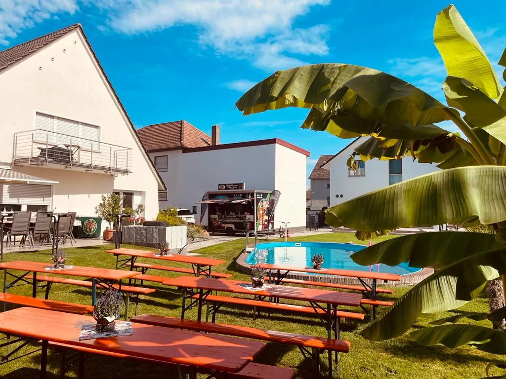 Sommerfeier mit Pool und Bierzeltgarnituren