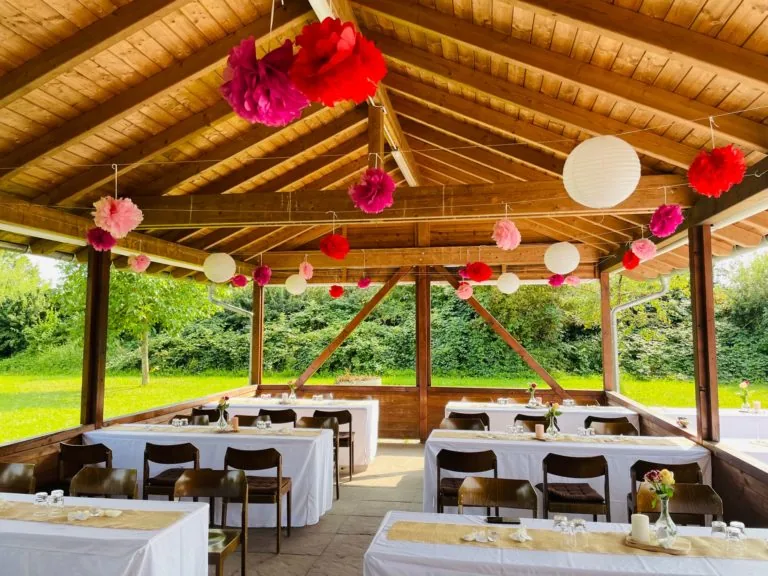 Hochzeitspavillon mit Tischdeko