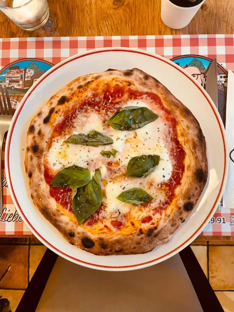 Klassische Pizza Margherita aus dem Holzofen