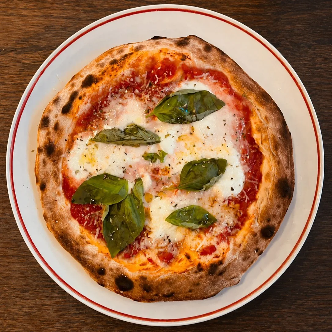 Pizza Margherita aus dem Holzofen mit Büffelmozzarella und Basilikum
