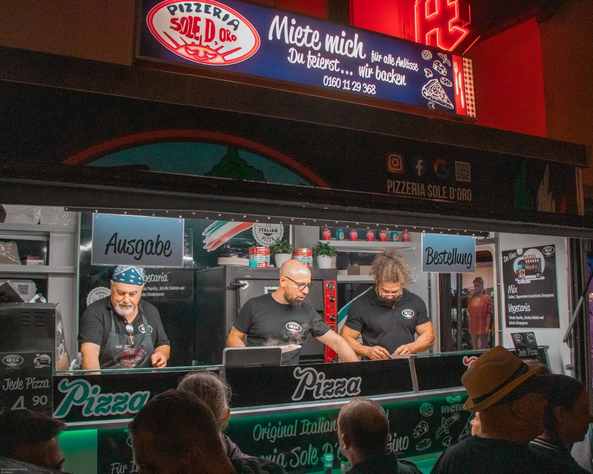 Gino und das Team — Daumen hoch im Pizzawagen