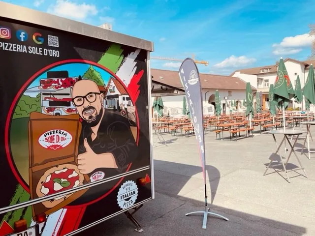 Pizzawagen im Biergarten-Setting