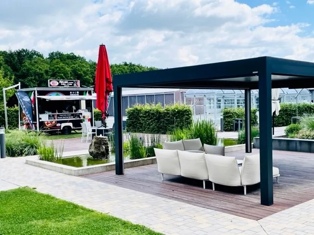 Pizzawagen mit Pavillon am Teich